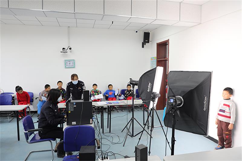 黑龙江东方红林区：公安“便民直通车”走进校园，为学生集中办理身份证