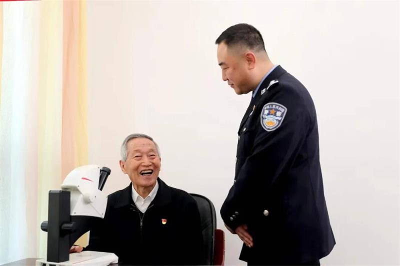 薪火相传，新老典型的深情对白